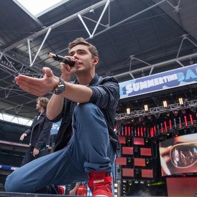 Potterhead, Semideusa, Prisoner, Arianator, Kpoper :3
Quem seguir sigo de volta, n precisa pedir ;)