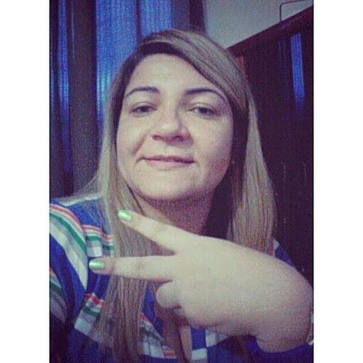 Confesso que preciso de sorrisos, abraços, chocolates, bons filmes, paciência e coisas desse tipo.