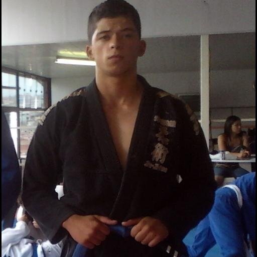 Posso
ter cαrαcterísticαs iguαis α mil pessoαs .
Porém tenho personαlidαdes diferentes’ do que quαlquer umα delαs. (:
Melhores ? Piores ? Isso você decide ~*