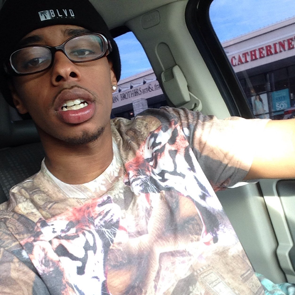 deeenigga's profile picture. You think you got a winner, but you don't, I bet she lettuce. Pickles, tomatos, onions, mayo, mustard, and ketchup... the works