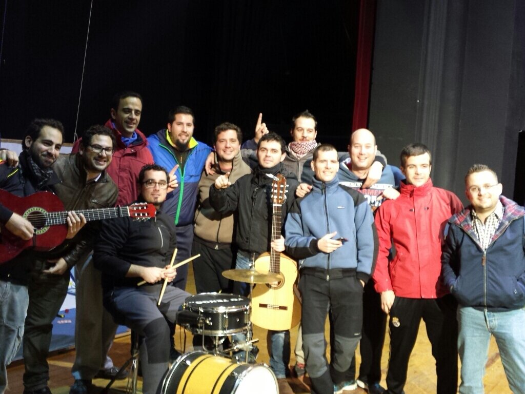 Una de las chirigotas más longevas del carnaval de Los Santos de Maimona. Formada por la cuadrilla de amigos de siempre... descúbrela..