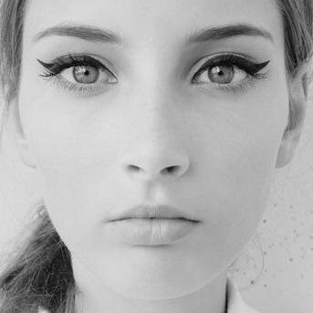 thinkingaboutus's profile picture. Eu me perco em palavras, no desconhecido; em lembranças, no inesquecível.