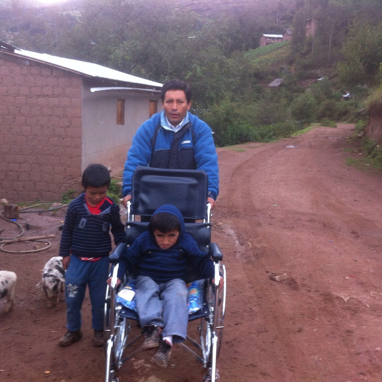 Comunicados Social egresado de la Universidad Nacional de San Cristóbal de Huamanga y ex Alcalde de Ocros. Vivo para ayudar a vivir a los que más lo necesitan.