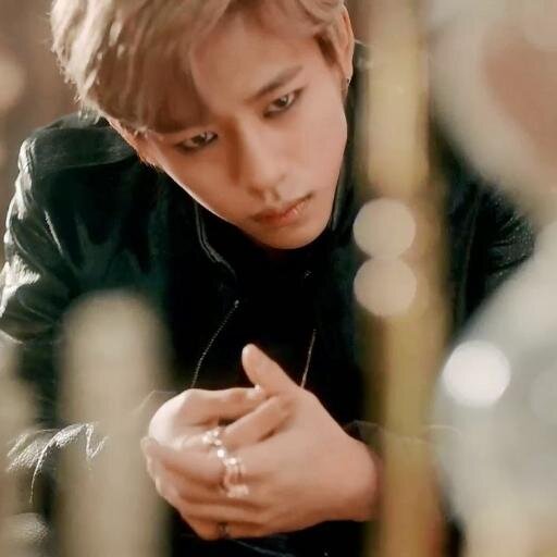 ผมเป็นเมมเบอร์ที่ขาวน้อยที่สุดในวง แต่ผมไม่ได้ดำ!! ใครกล้าว่าผมว่าดำ เด๊่ยวโดนจับ__จนขำไม่ออกนะครับ หีหี ♥. *just bot not real !!:) real is @BAP_Daehyun