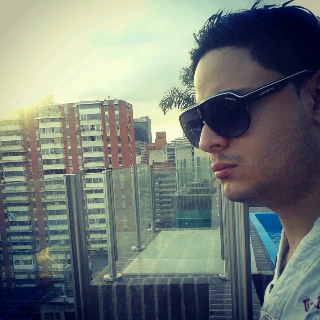 Venezolano, amante de Dios por sobre todo, con la mirada puesta a donde quiere llegar, Contador Público, Abogado y Licenciado en Administración (ULA)