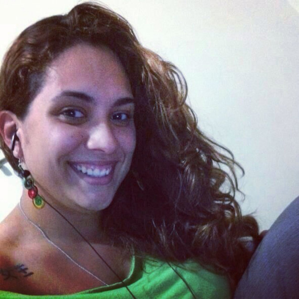 Sou um dispositivo de áudio, na opção aleatória, tocando todo tipo de música!