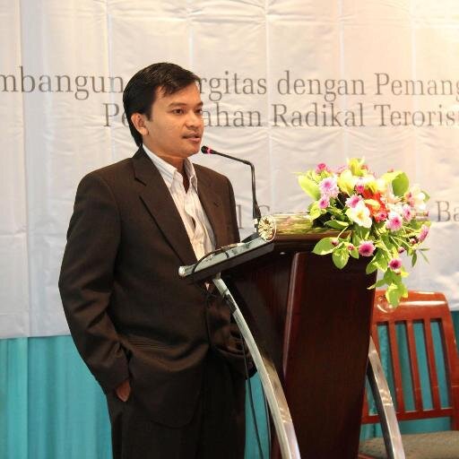 Alumni Al-Azhar, Kairo Mesir, pengamat politik Timur Tengah dan dunia Islam, Ketua Pengurus  Aliansi Indonesia Damai (AIDA) Jakarta.