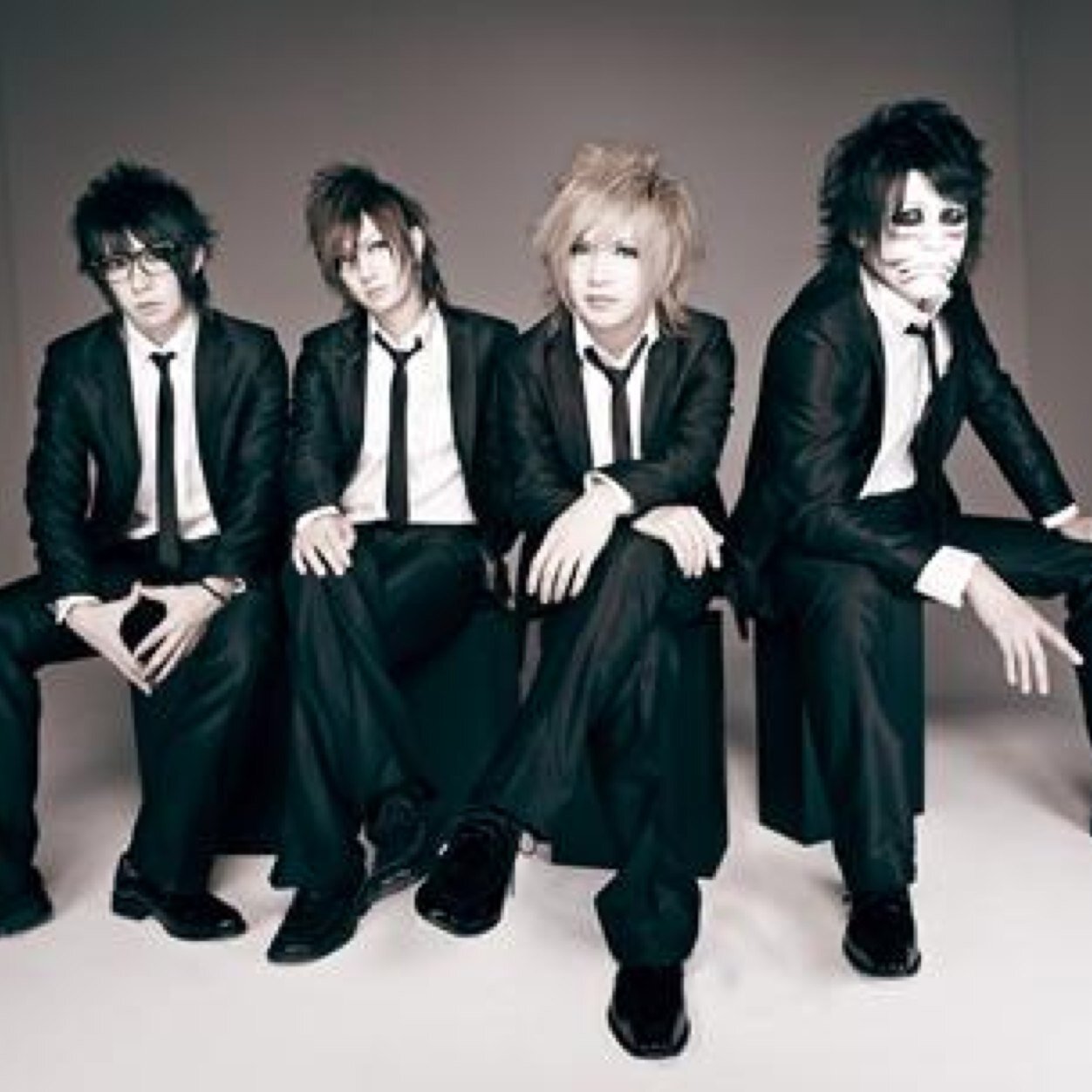 人狼アカ用Twitter作ったよー。フォローよろしくー^ ^
仮面というか、毎回名前変えるんだよね、、本気の時は、今夜も眠れない(病的な意味で)、くらいかな、、