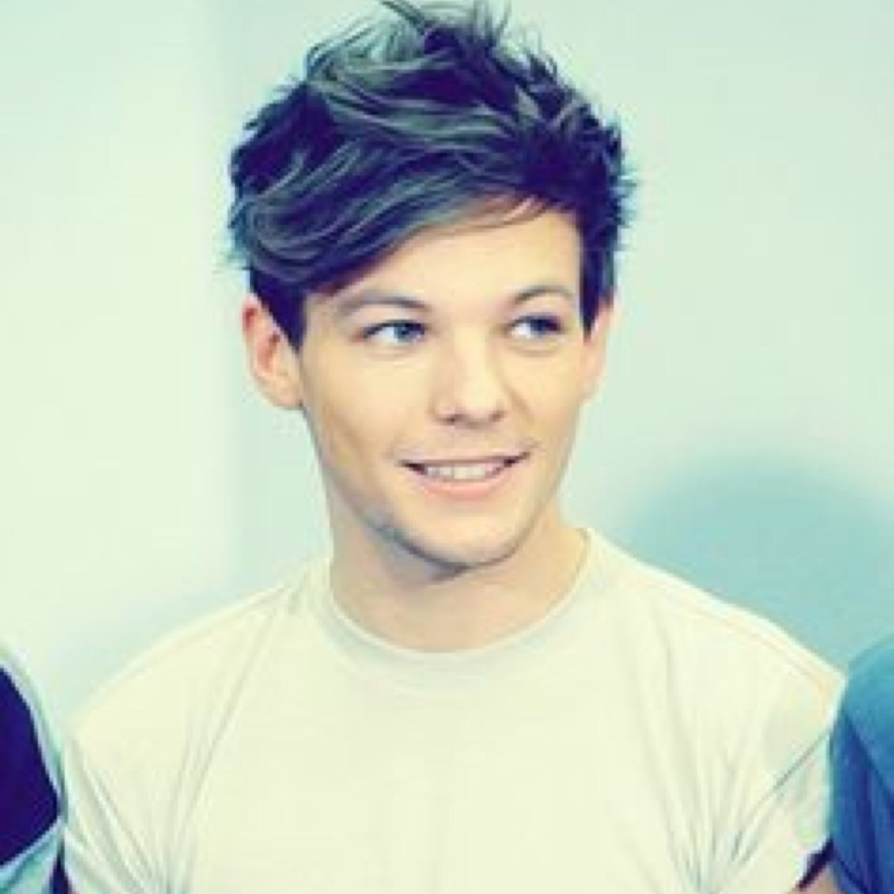 Ello I'm Mr.Tomlinson or Louis to my non students i'm 25 and I'm a music teacher i'm Single i'm also a flirt {Rp,Fl,Single}