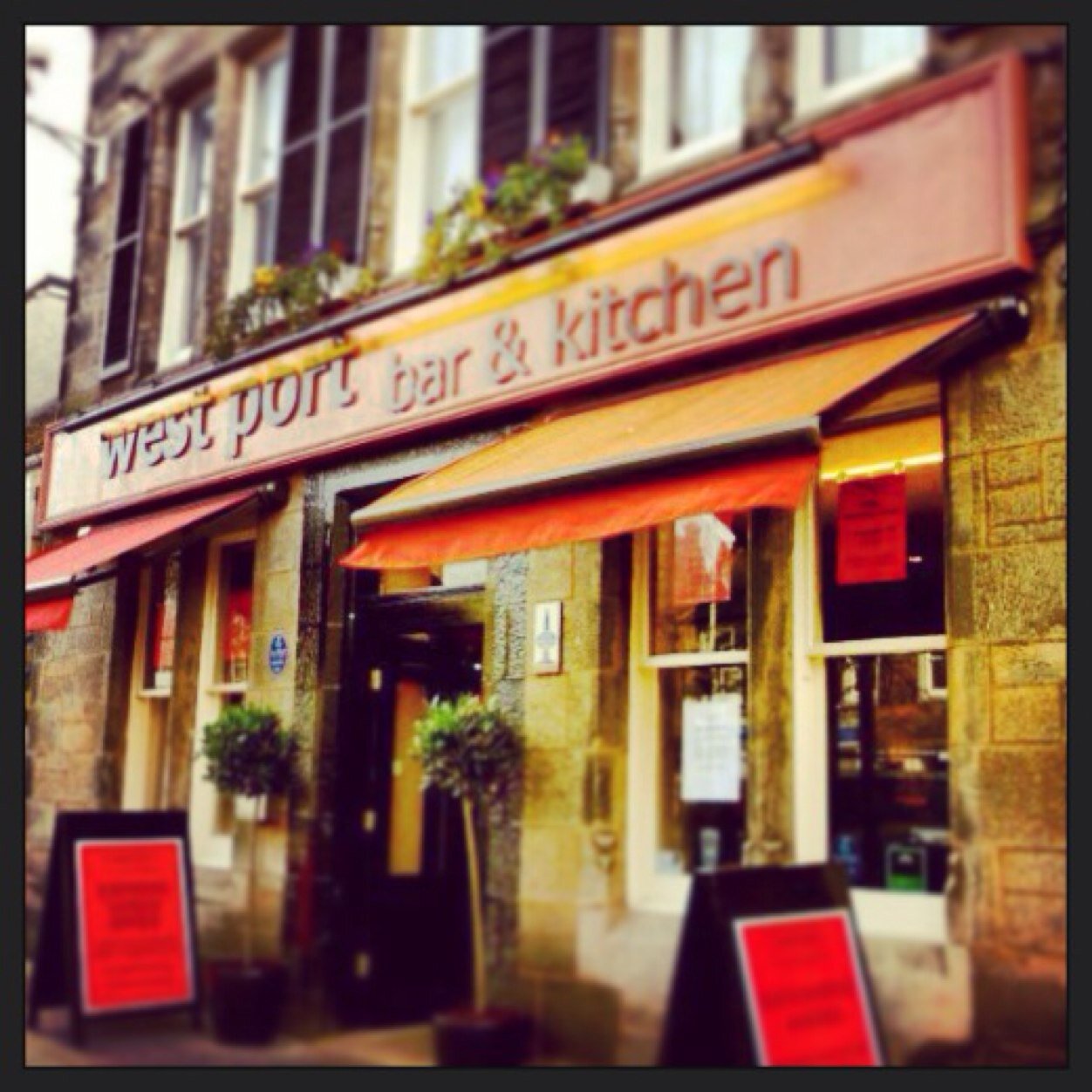 The West Port St Andrews, is located in the heart of the picturesque town famed for golf.
Ideal for a quick lunch, relaxing dinner or evening drinks!