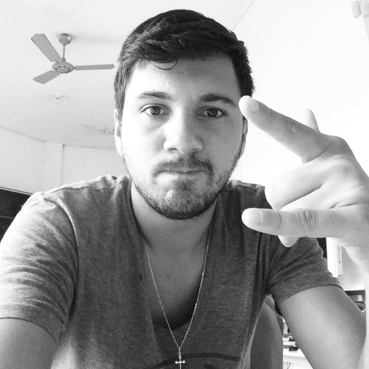 minhas qualidades, são conhecidas por poucos, já os meus defeitos são apontados por aqueles que pouco me conhece ;)