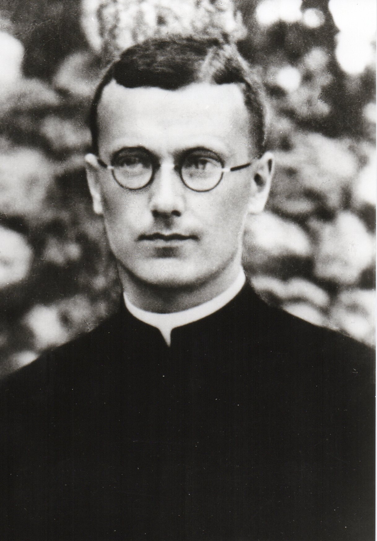FranzReinisch's profile picture. Franz Reinisch hat als einziger kath. Priester in Deutschland den Fahneneid auf Hitler verweigert. Dafür wird er 1942 zum Tode verurteilt und hingerichtet.