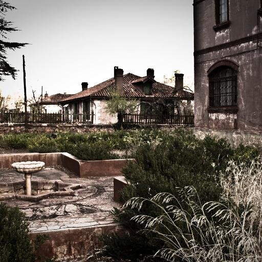 bienvenidos a nuestro rol,lugar de ángeles y demonios ¿que harías si te quedaras encerrado en una ciudad abandonada en medio de una isla?normas en fav .
