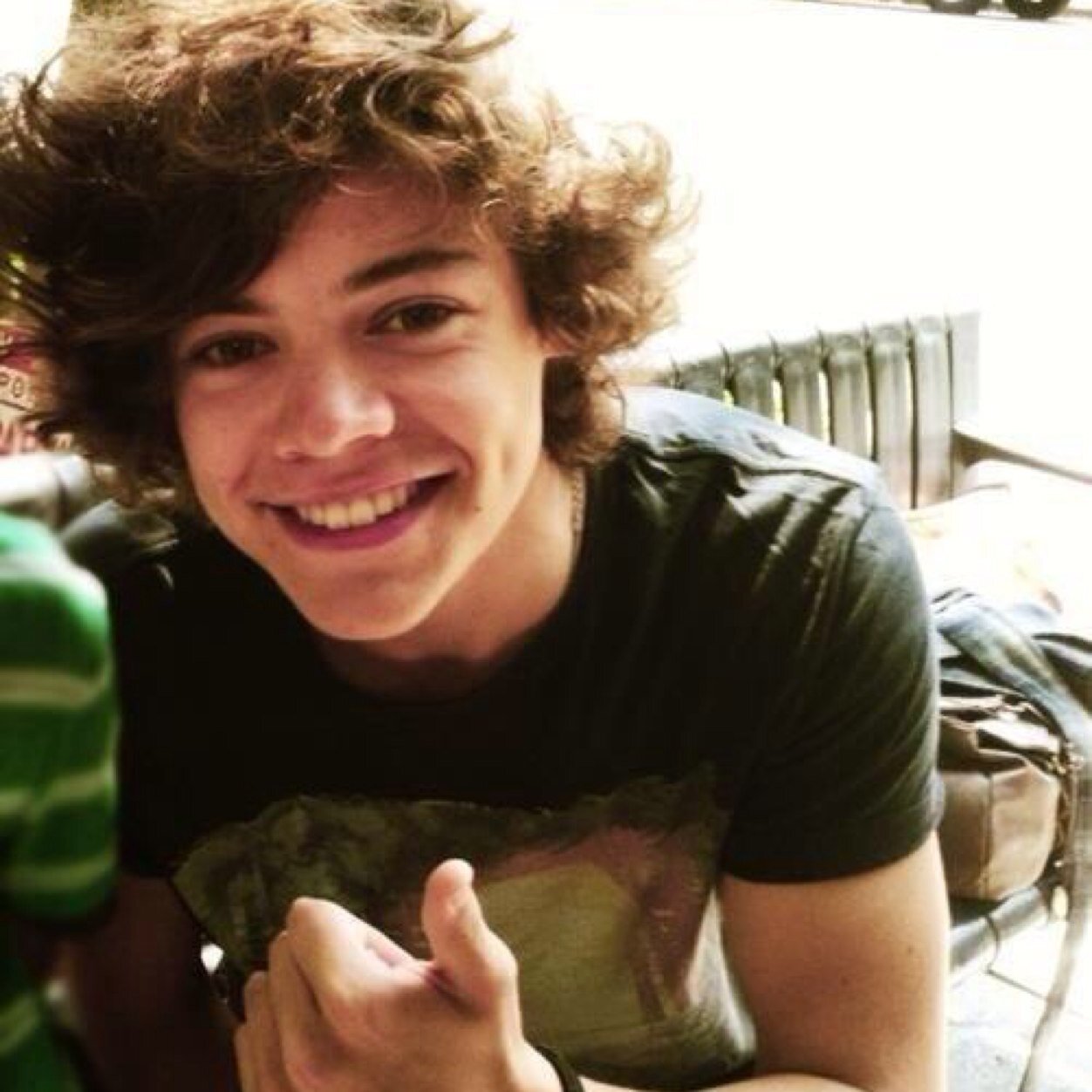 harry edward styles,17||faccio il fotografo.|| non mi importa, io non riesco a starti lontano, a non baciarti, a non tenerti fra le mie braccia al sicuro