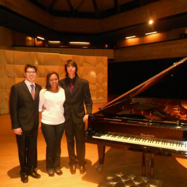 Estudiante de  piano clásico y  canto lírico en la escuela de nivel medio de la ULA.