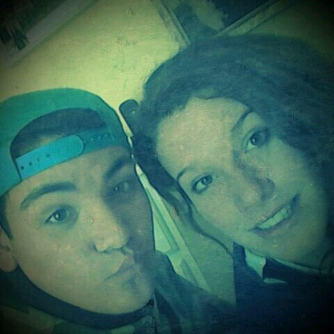 De nuevo cn mi twitter uff menos mal vamoo no me vuelvo a dejar el twitter abierto vamoo ajajajaja