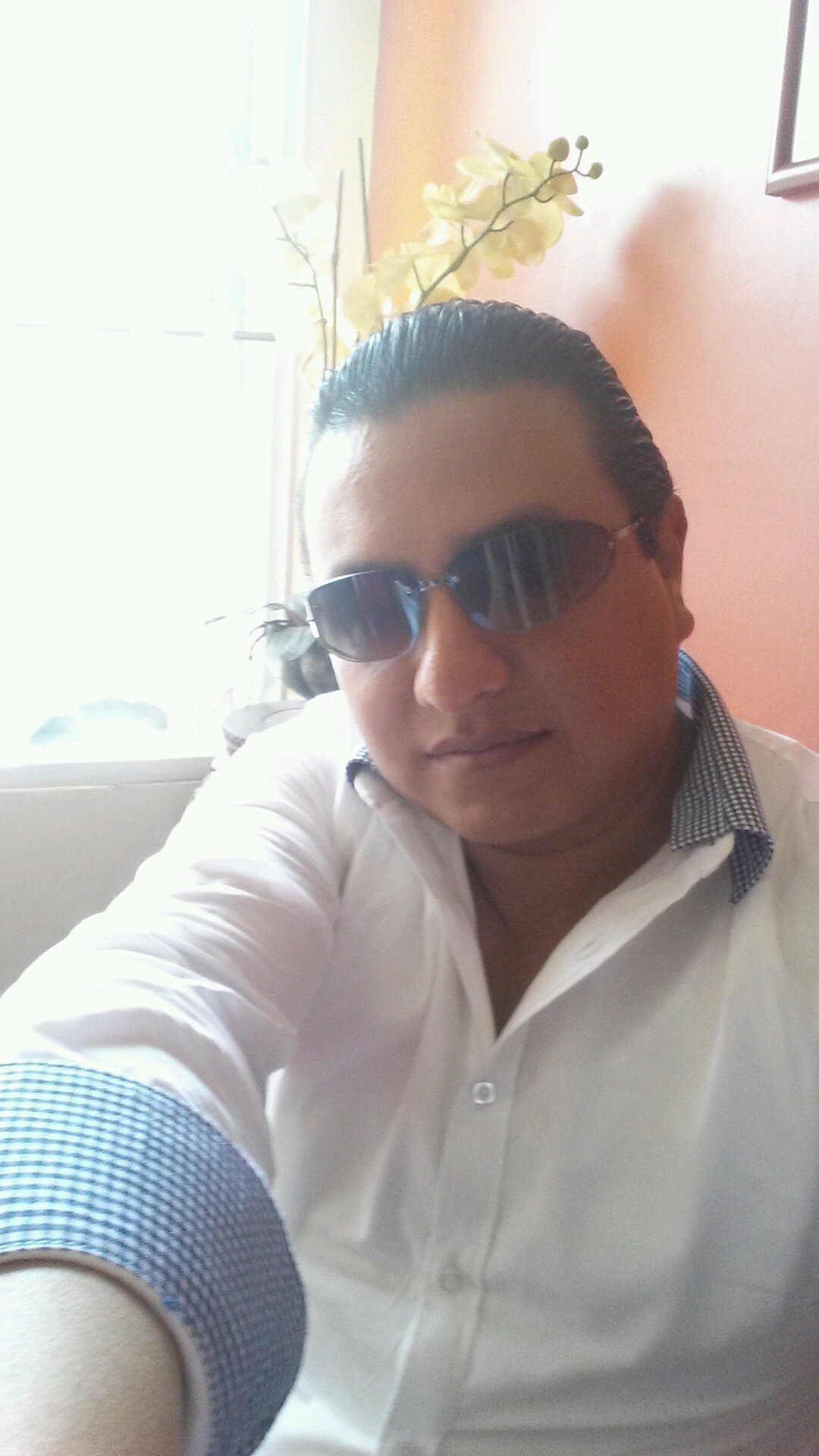 Esposo, padre, abogado, empresario, amante del cross fit, agradecido por que mi vida es magnifica y mis amigos tambien