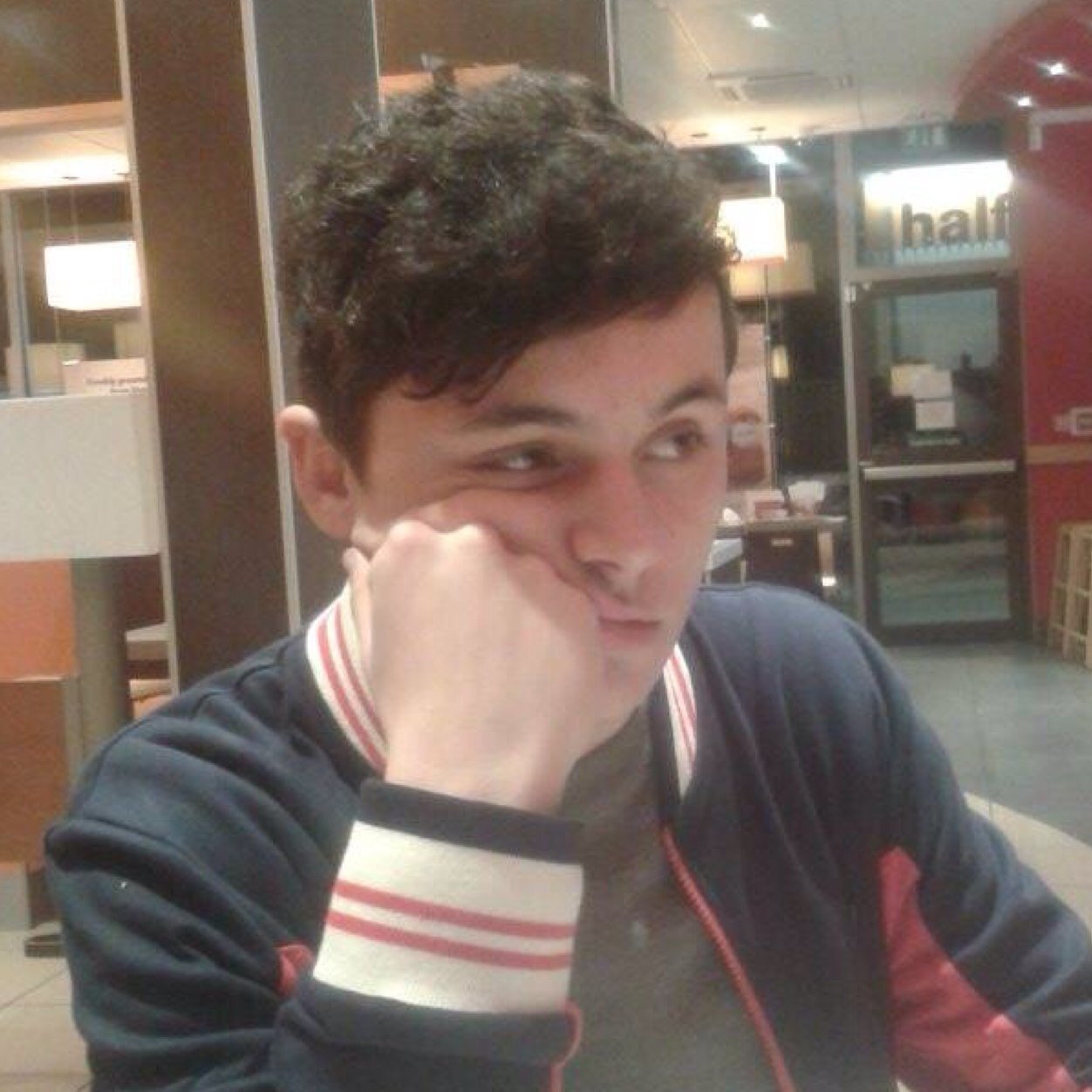 Hi my name is William John Anthony Holmes. Im pointless,boring and my tweets represent me.
Thanks.