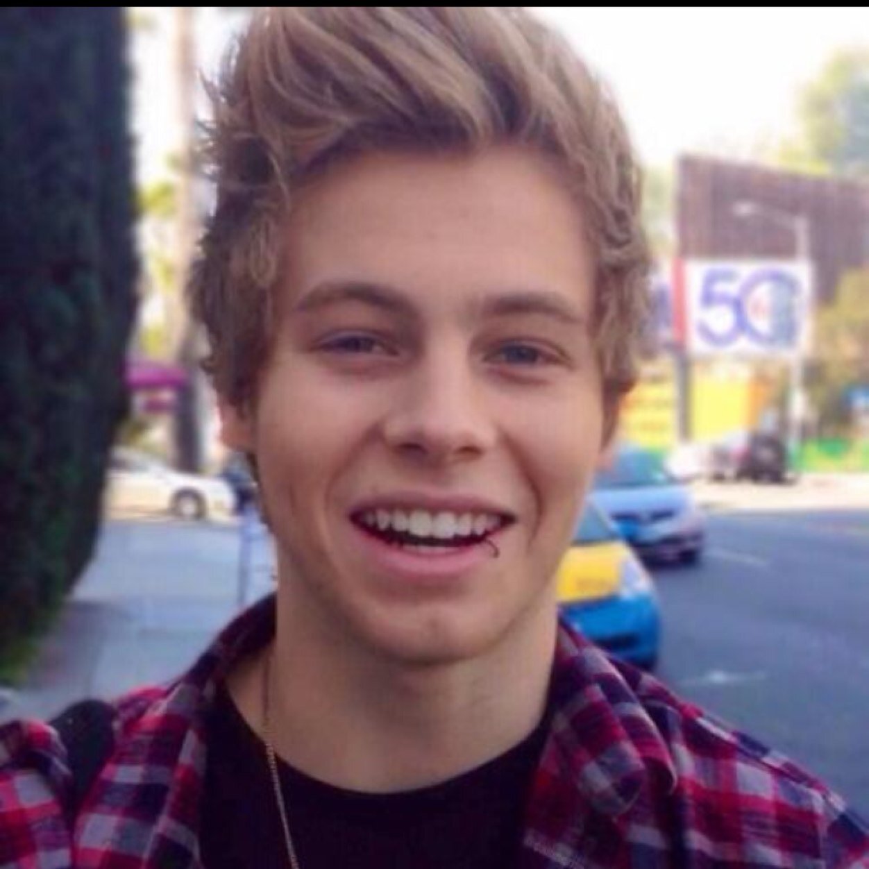 my mums a dolphin and my brothers name is luke hemmings i have a cat named calum and harry is my husband and we are happily married with 3 children :) NZ4life