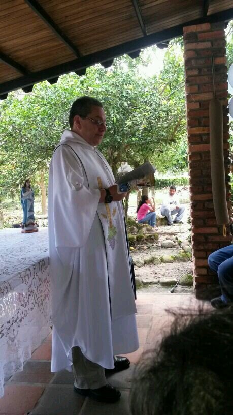 Nacido un 25 de Julio en San Cristóbal. De vocación Sacerdote Católico.