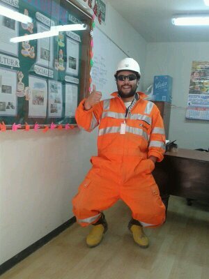 Ing. Industrial ulima juego futbol , trabajo en una minera canadiense.. Me gusta correr el auto , soy loco y buena gente..super jodido..