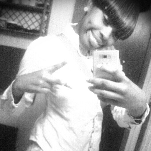 Lo Kendraa independent ass but yet still single but its whatever cuz i still continuing cooling : )