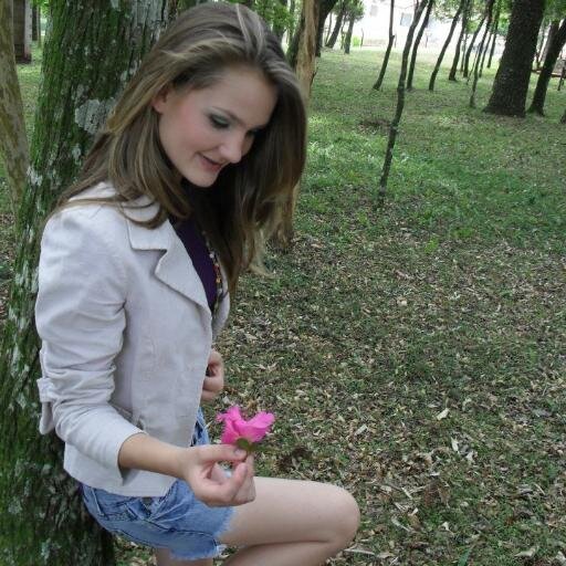 Acontece que agora eu não  dou mais o meu melhor pra quem me dá pouco.Não corro atrás de quem não da um passo por min !