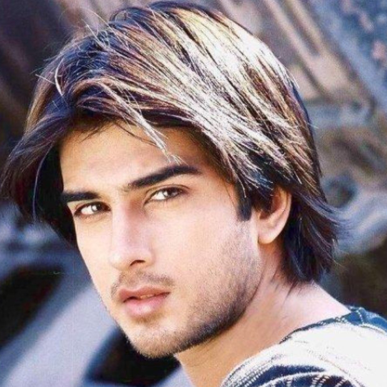 هنا حيث أكون أنا طائراً حراً خرافي لا سماء ولا أرض له أحلق حيث أشاء وأهبط متى ما أريد وأكتب كل شي أحبه بلا قيود وبلا حدود وبلا قانون وبلا عادات وبلا تقاليد