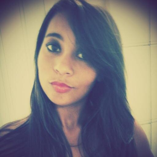 Sou aquela menina pequena, do cabelo grandão...
Que sonha com os pés no chão 
A menina com jeitinho de boazinha com carinha de quietinha,
mas q não é bobinha
