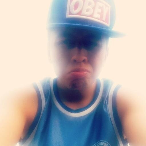 prefiero vivir en mi mundo si quieres acompañarme sigeme y yo t sigo…\[•_•]/