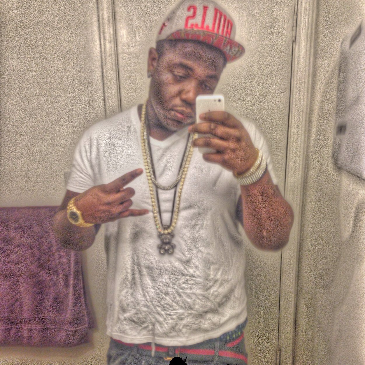 Im 22 no kids i work own place n car n bout my ambition n money n biz n living life to da fullest loving it new page @GIFTEDYRN1