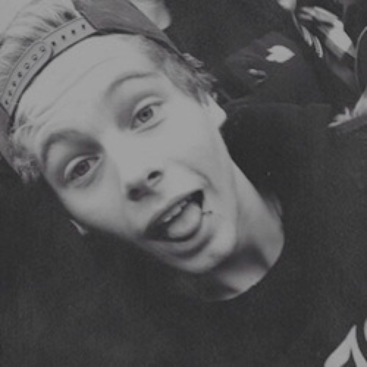 aye free follow from @rapemecalum follow back there please