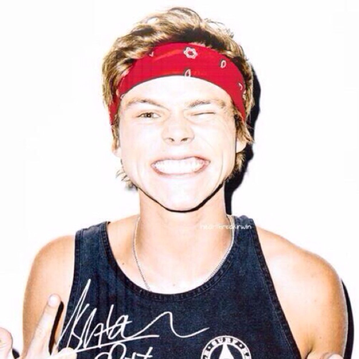 @elitehemmings she follows back?