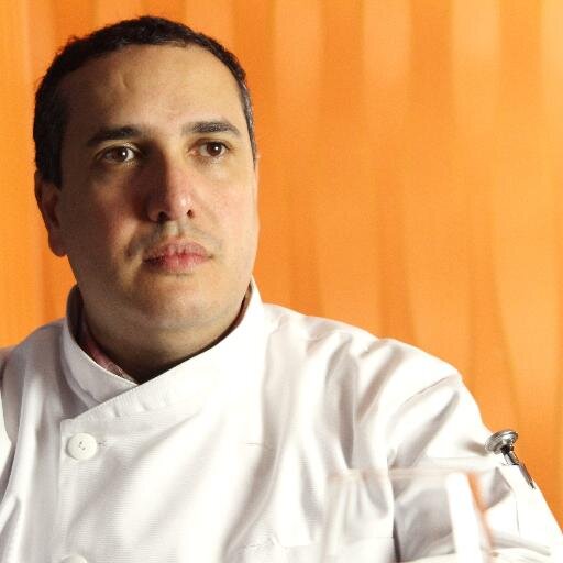 De oficio Cocinero, de Profesion Chef, apasionado de nuestra gastronomia...Ama y cocina con absoluto derroche!!!