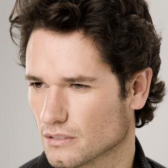 25. Actor y guitarrista. También se algo de medicina. Hermano de Mónica. Buscando el amor. Sincero y amable. No soy borde. Un pasado muy malo.