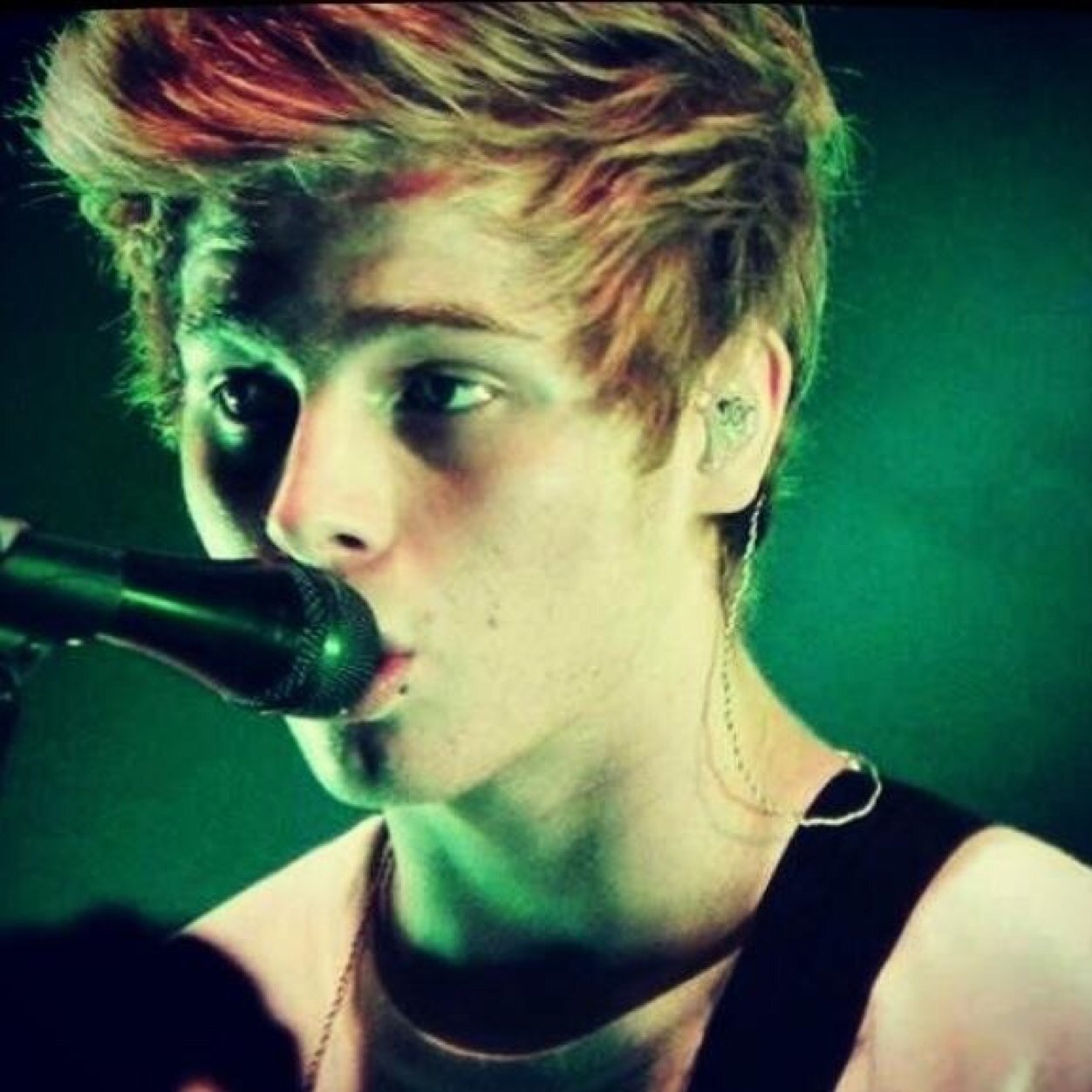 follow @paynoxhemmo bc ilysm :-)