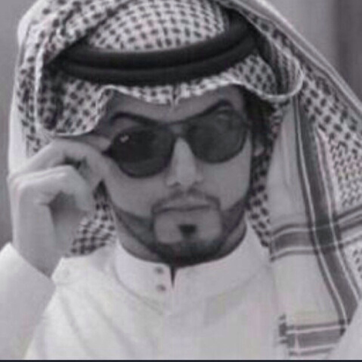 كاتب خواطر بسيط مهتم في القراءه ، التغريده التي تنتهي ب#خواطر_رجل لي ، آحب الهدوء #آحيان آعشق اللامبالاة ، مفضلتي بقلمي تعبر عن آهاتي - في قلب المحب