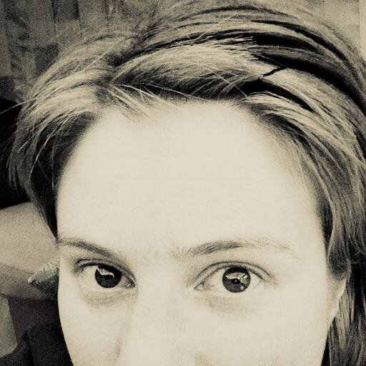 Avoimella mielellä, luovilla käsillä, värikynät taskussa, tavoitellen elämää ilman huolia. Tykkään haastaa keskusteluun ja saada perusteltuja vastauksia.