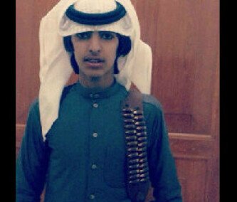 لاَ تبَحْثوَآعنْ هَويتَي فَـ اَنني ..لَستُ سوى رجُل هآيم ، } لست آلأجمل ولگن لي نمط مختلف و إبتسآمـہ ! وشخصيـہ جذآبه♥:) !