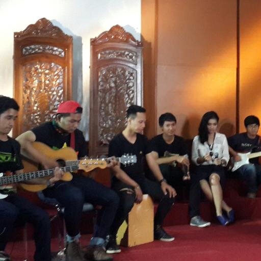 Official twitter account of Benzene, @Rutceahoy (Vokal); @herlambangSs (Vokal); @magiladhitrya (Bass); Daniel (guitar); @aristetha (Guitar) ; @aryo_kukuh (Drum)
