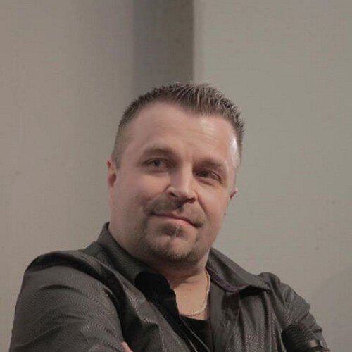 Jopa profiilitekstini oli kuulemma raskas. 
Saattaa tykätä vääristä twiiteistä.
Henrik Dettmannin 79. Twitter-seurattava.