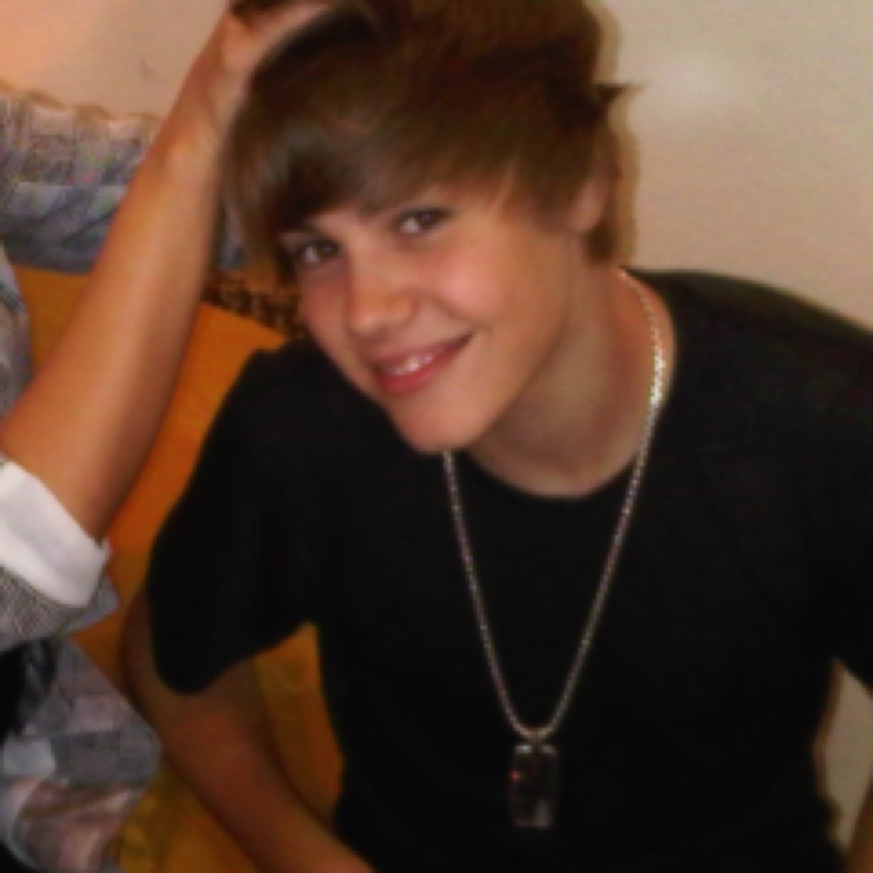 jbturning's profile picture. o justin é tao perfeito que chega a me irritar tenho vontade de deixar ele num quarto morrendo de fome