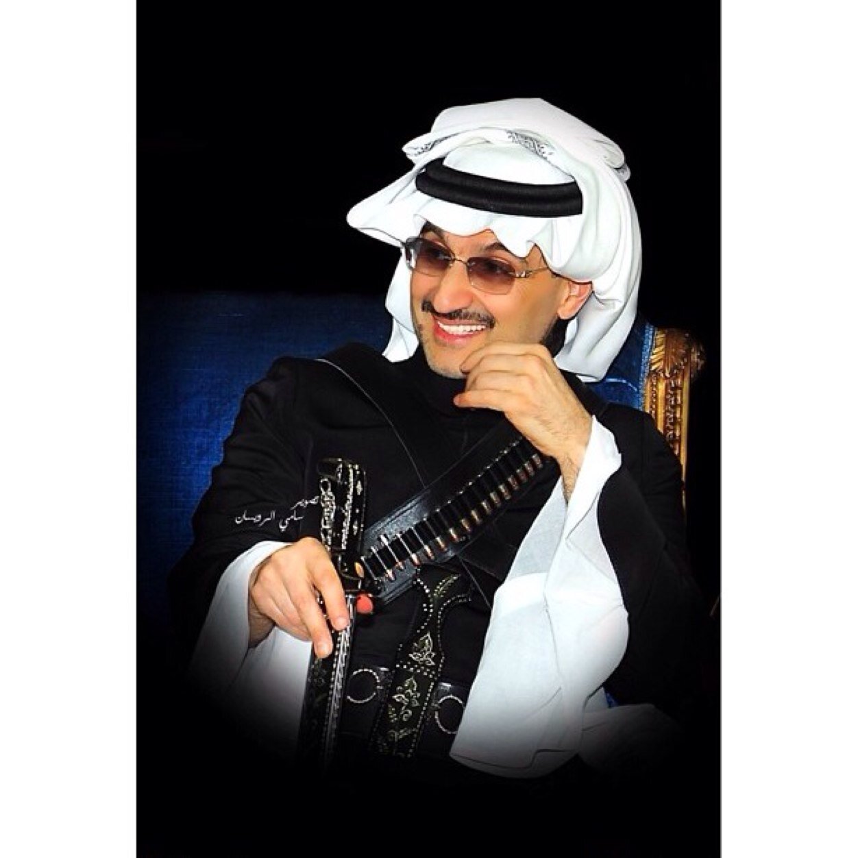رجل همي هم من حولي ..يداي من عمق السمآء تبدأ..وتنتهي للأرض..إنسانيتي بعيده عن الملائكيه..بشر آصلي ترآب