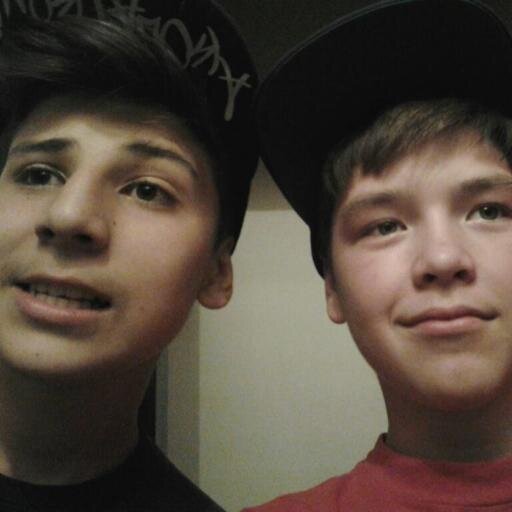 SOMOS ANORMALES SIEMPRE BOLUDEAMOS TENEMOS MUCHAS COSAS EN COMUN SOMOS COMO HERMANOS :D Y DISFRUTAMOS LO Q ES VIDA...;)