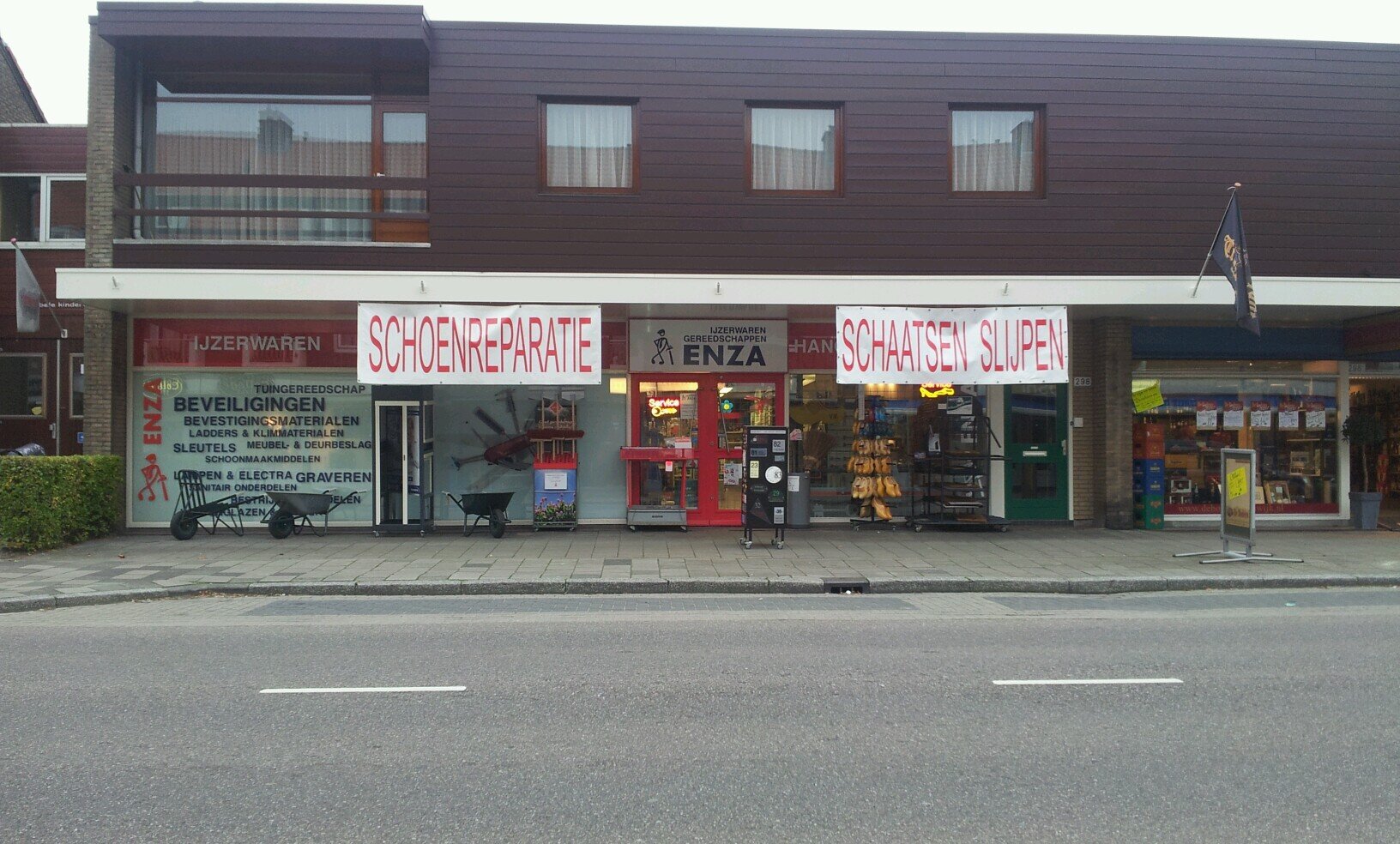 Enzaijzerwaren's profile picture. IJzerwaren gereedschappen machines sloten sleutels deurbeslag hang en sluitwerk en advies. Buitendienst.