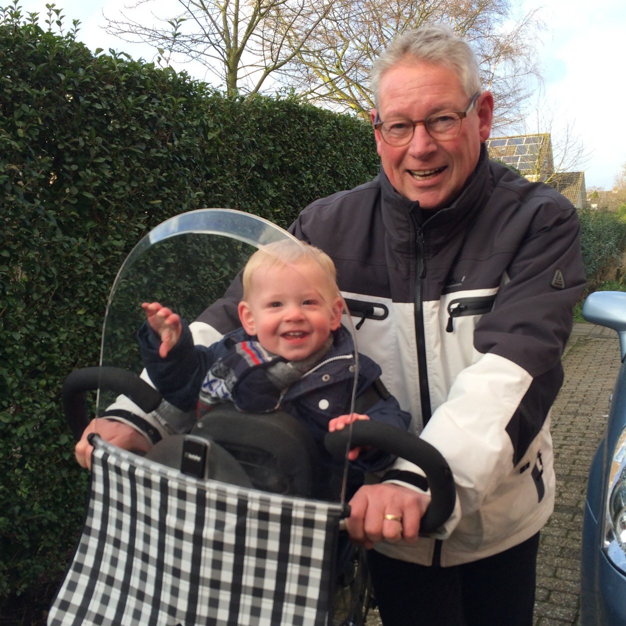 getrouwd met Jeannette, trotse vader, opa van Bram, Morris en Neeltje, spreekt Zeeuws, zingt gregoriaans, fietst graag, liefhebber van Duvel