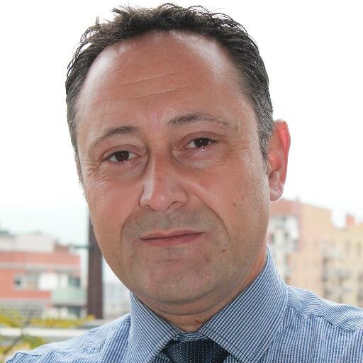 Formador -coach- Mi sueño: volar sin propulsores. Mi misión: ayudar a las personas y las empresas a hacer realidad sus metas. Vivo junto al mar.