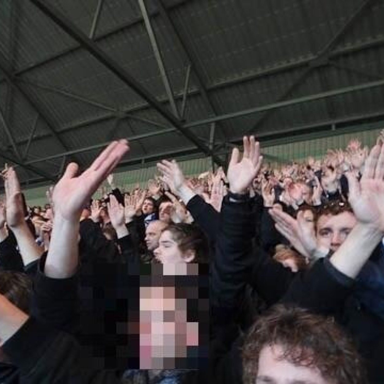 Wij tweeten alles rondom de thuis en uit wedstrijden van sc Heerenveen. Ook mooie foto's van o.a sfeeracties.