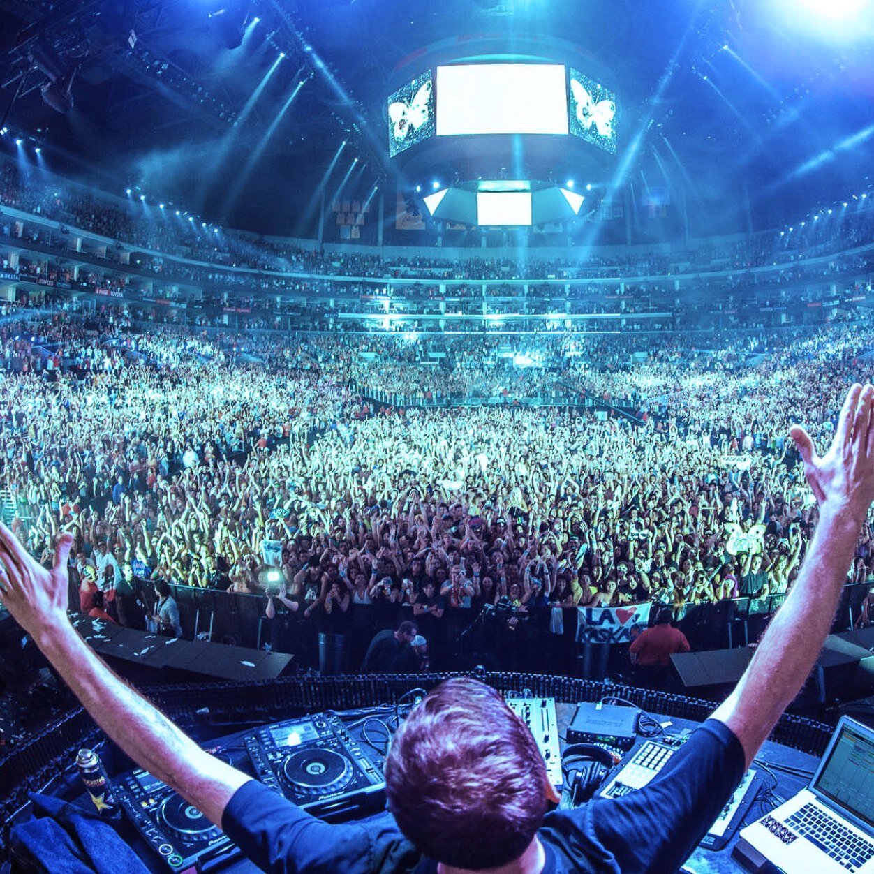 Follow if you like to rave an want to win free tickets