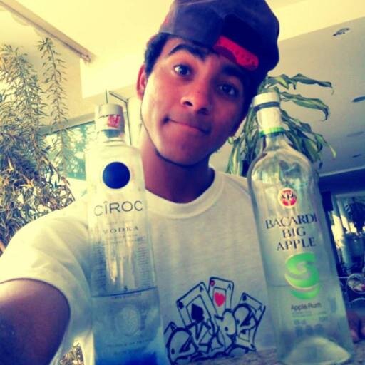 Se meus olhos mostrassem a minha alma, todos, ao me verem sorrir, chorariam comigo ... ''